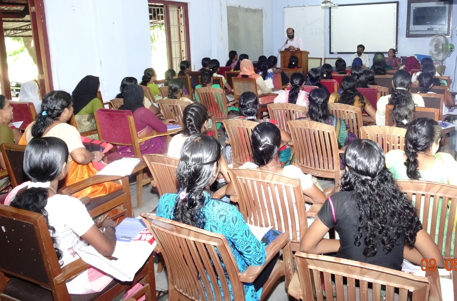 SHT 7 Artificial Jewellery Making Extension Training Center