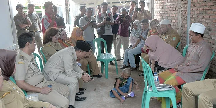 Wakil Bupati Karawang H. Ahmad Zamakhsyari saat memantau anak di tempat rehabilitasi.