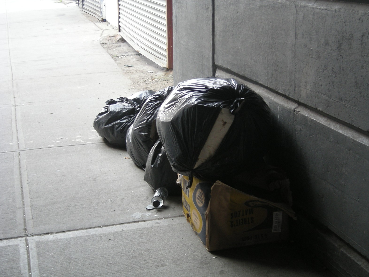 Queens Crap Jamaica trash problem continues