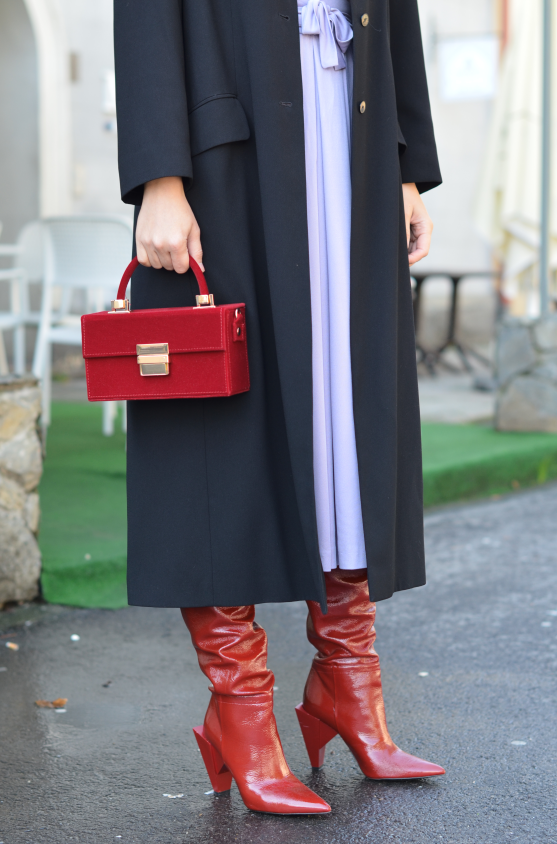 czerwone kozaki Zara; lawendowa sukienka, płaszcz maxi; czerwona torebka Zara 