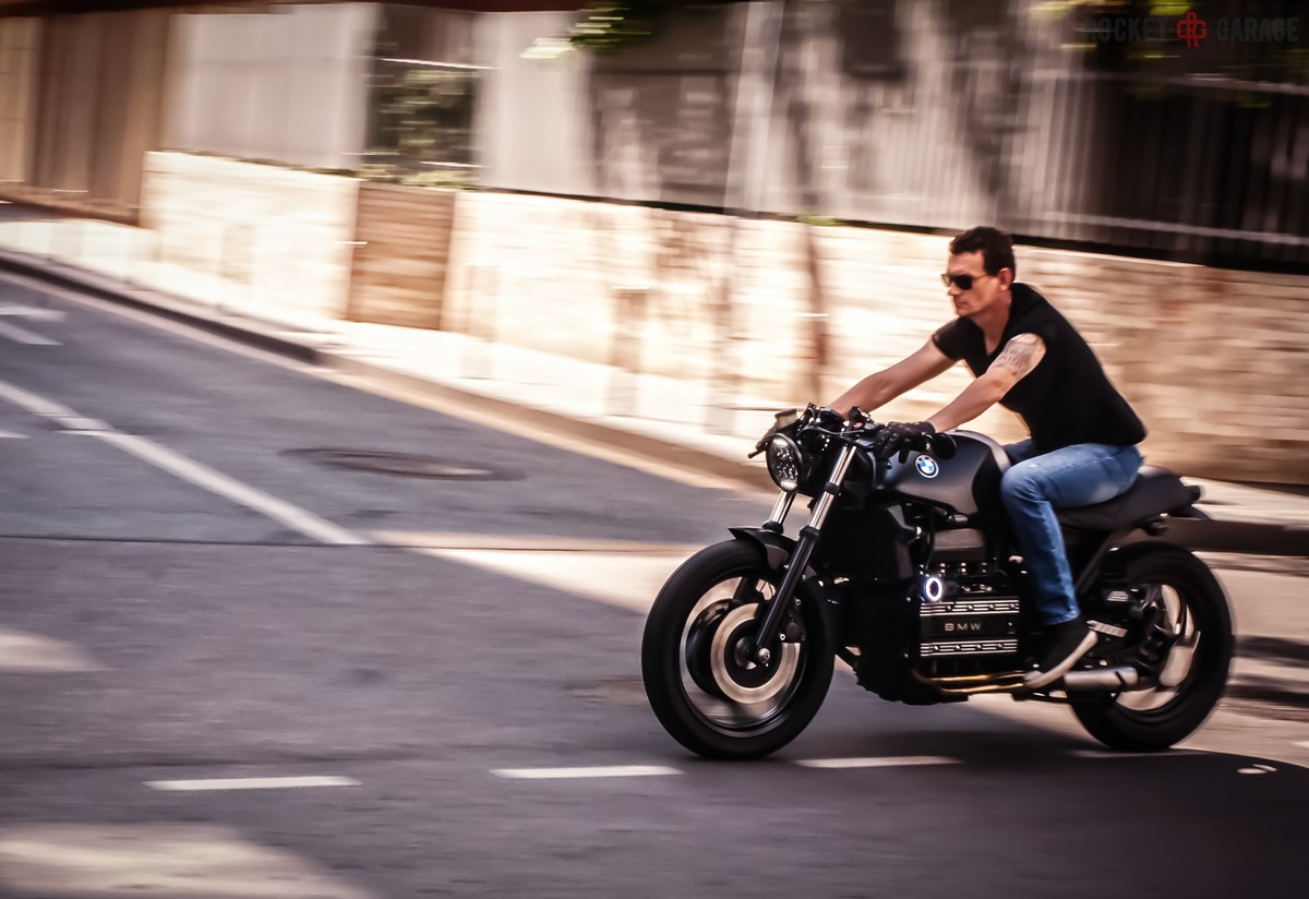 Байкер на мотоцикле BMW k100