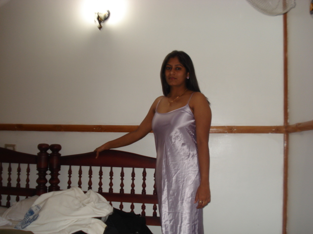 Hot And Sexy Desi Girls And Aunties Pictures Hot Aunties In Their Bedroom