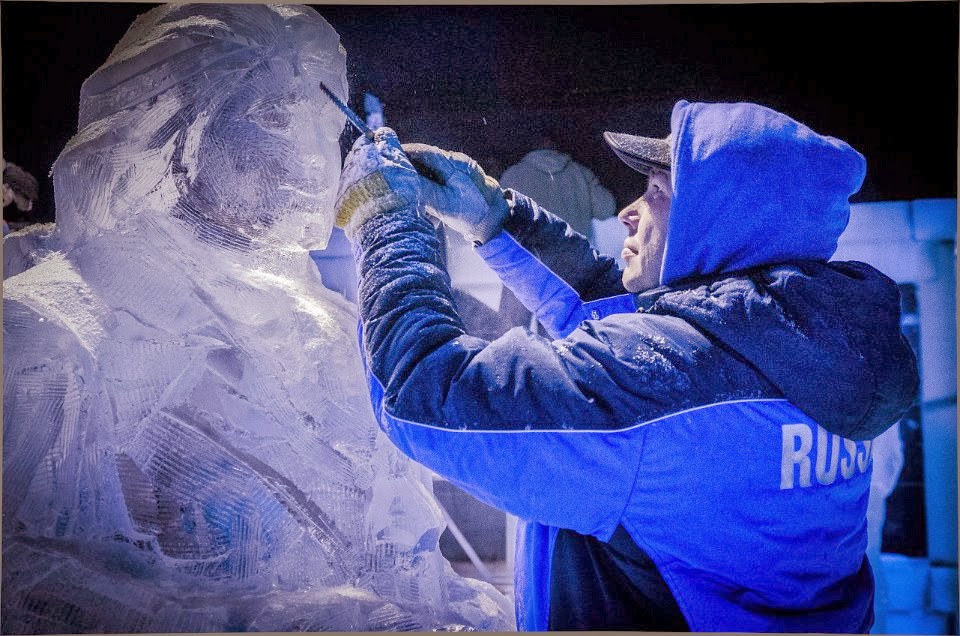 ледяные скульптуры мастер класс. ледяные рисунки на новособорной. ледяной мастер-класс. ледяные фигуры в музеоне 2022. смешные ледовые скульптуры.