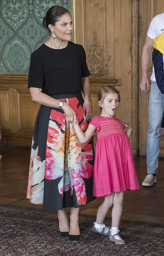 Royal Family Around the World: Swedish Royals Welcomed Men&rsquo;s National