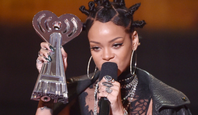 Lirik Lagu Far Away Rihanna - Arsia Lirik