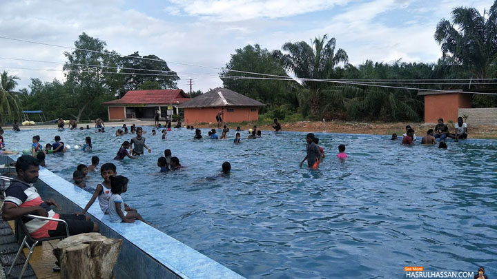 Mandi di kolam mandi Firefly Park Resort, Kuala Selangor