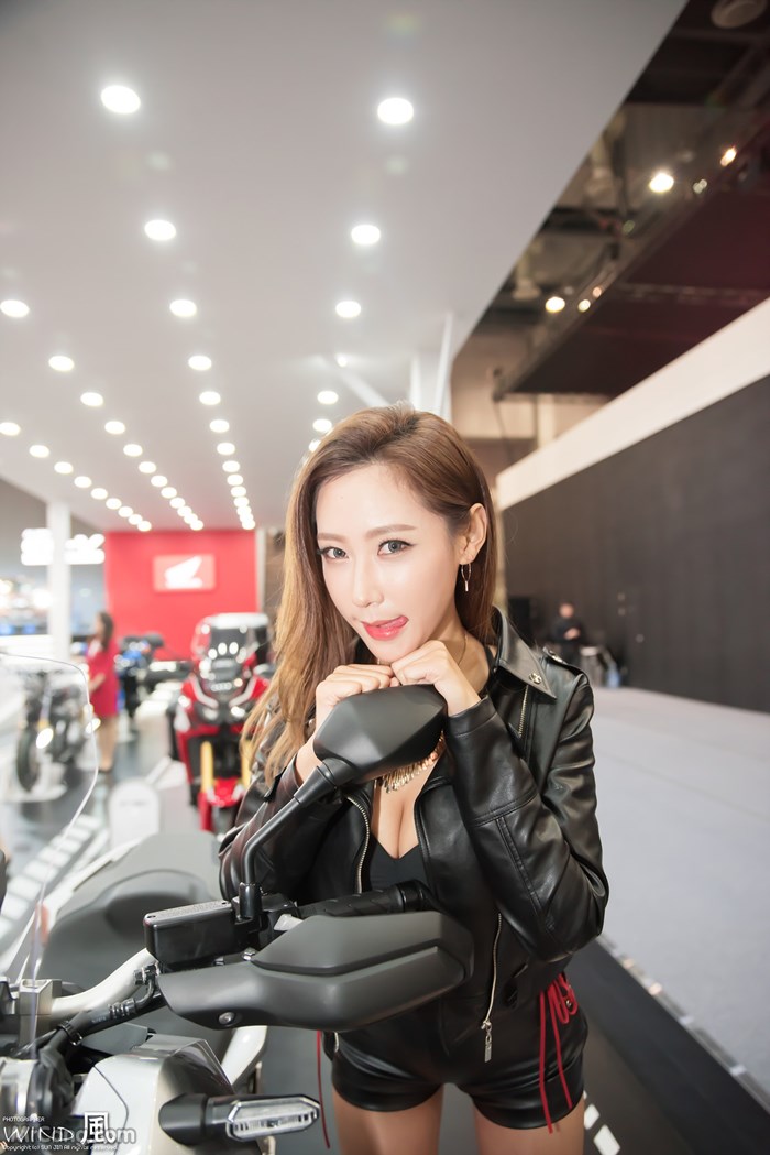 Kim Tae Hee&#39;s beauty at the Seoul Motor Show 2017 (230 photos) photo 9-10
