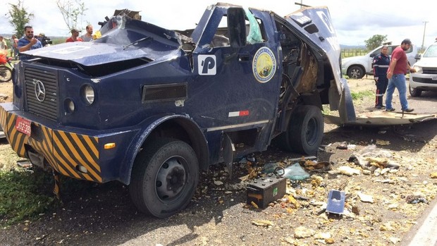 Criminosos explodem carro forte no Agreste de Pernambuco