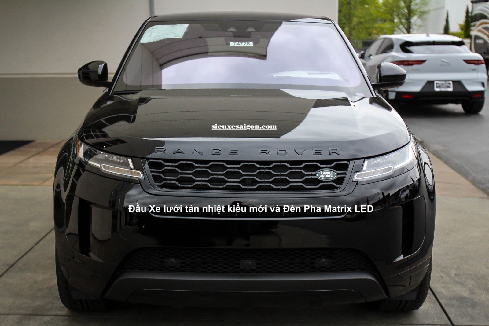 Giá Khởi điểm cho mẫu Range Rover Evoque 5 Chỗ Hoàn Toàn Mới Model Year 2020 là 3.799 Triệu Đồng. Gồm 4 Phiên bản: R-Dynamic S, Evoque R-Dynamic SE, R-Dynamic SE da Winsor, Evoque First Edition. Khác nhau bản tiêu chuẩn là 2 thanh màu đồng dưới cản trước