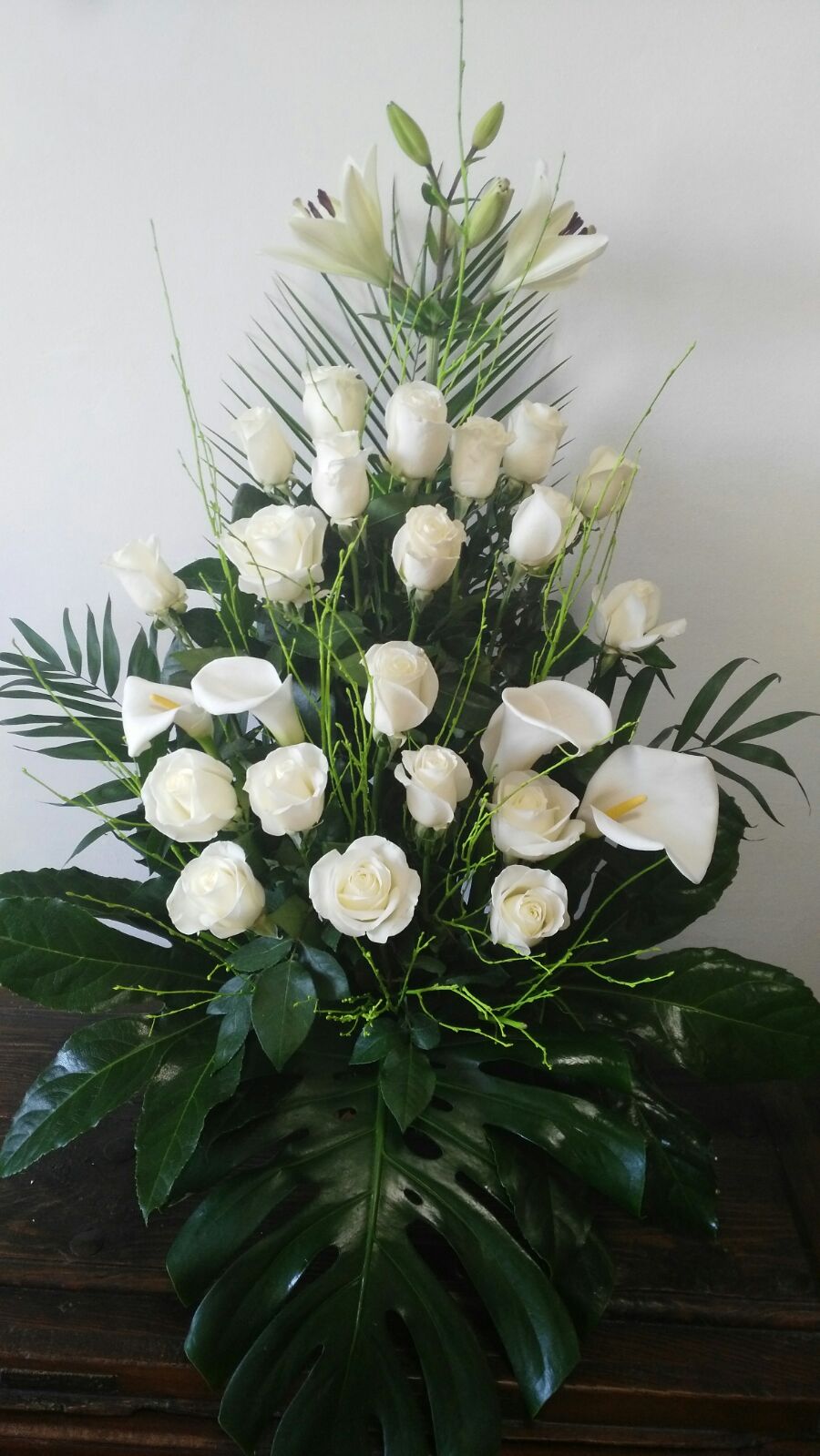Centro de rosas blancas y calas - En Decoflor Puzol