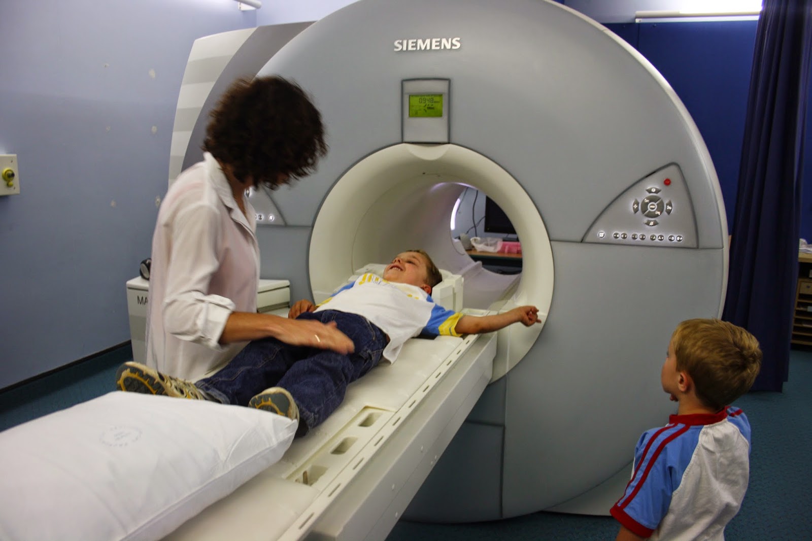 Сколько минут мрт. СКТ головного мозга новорожденных. Магниторезонансная томография головного мозга. Мрт детям. Мрт головного мозга ребенку.