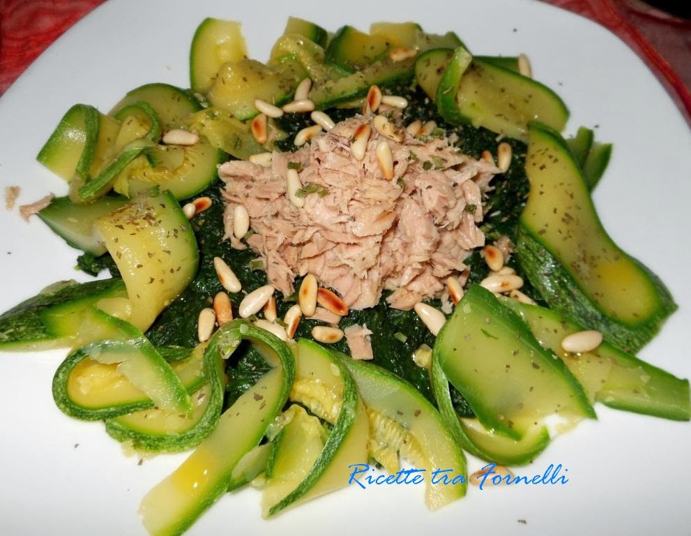 insalata calda di spinaci zucchine pinoli e tonno