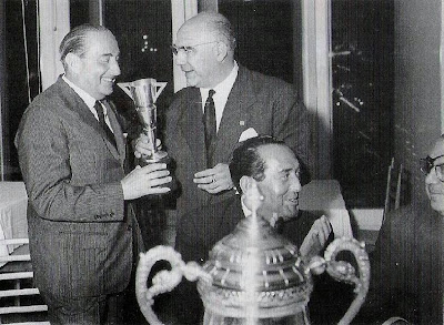 Agustí Pujol entregando un trofeo de ajedrez a Joan Vidal en 1960