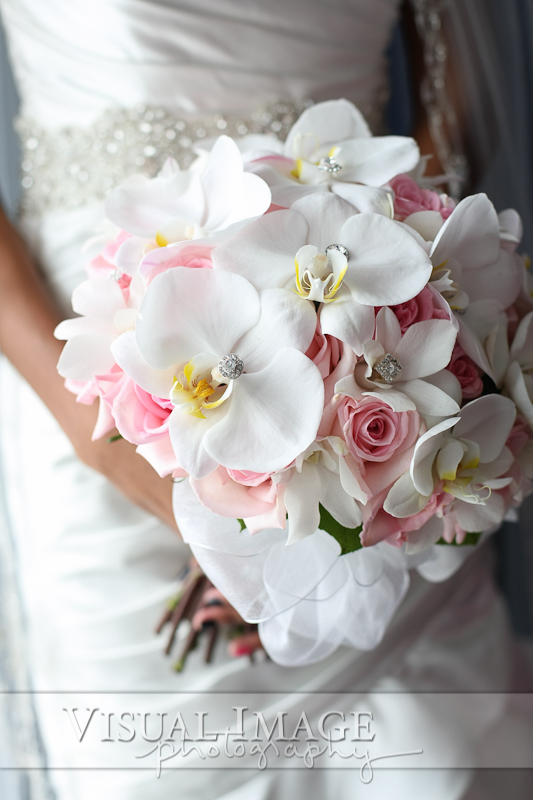 Bouquet with pink and white flowers and diamond jewels