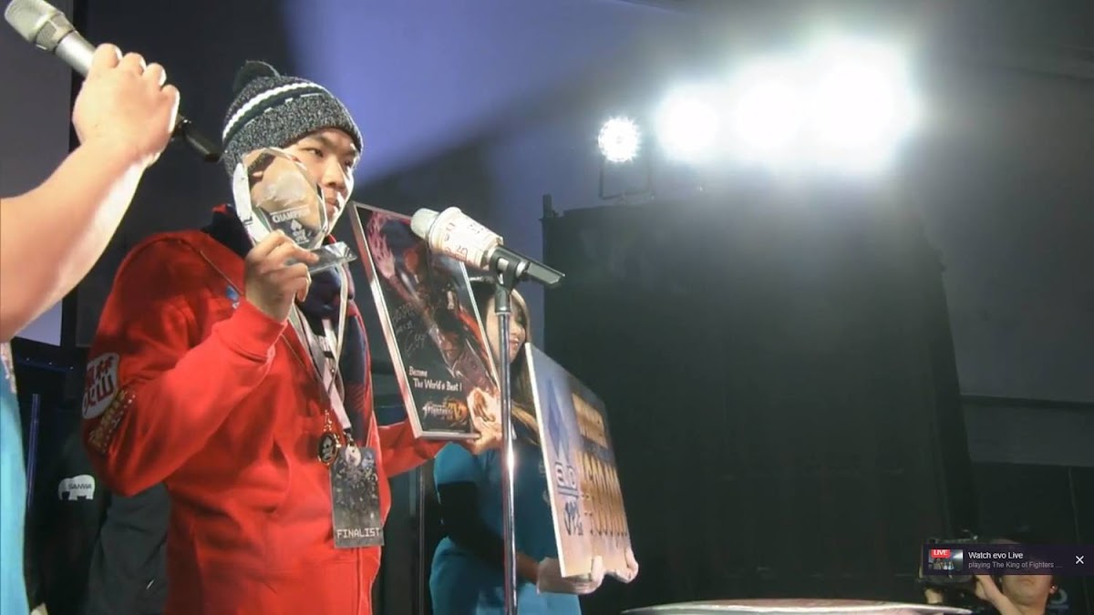 今（27）日世界大型格鬥遊戲比賽「EVO Japan 2018」傳來捷報，台灣選手曾家鎮在《拳皇14》項目，以3：1擊敗香港選手Lau奪冠！