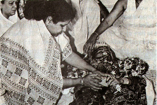 Actress Divya Bharti Funeral Photos (Actress Divya Bharti Rare Photos) .