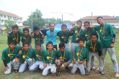 pasukan sofbol SMK Luar Bandar Sibu (Wesli, Selanjat, Pressly Palong, Gebbson Belawan, Jicky Joseph, Chan Wan Ho, Paul, Sylvester Jetik, Stevenson Minggu, Jackson, Sylvester Bagok, Terry Jeffry, Esther Maxcuell dan Christopher Klin) 