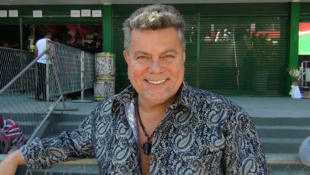 Milton Cunha de ca,isa estampada azul sorrindo