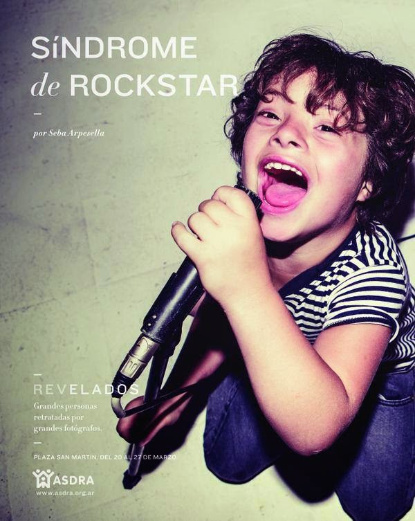 Imagen de un niño con una postura muy alegre y cantando con un micrófono.  En sobre impreso el título de la foto y datos de la campaña.