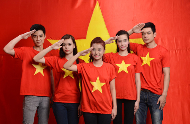 Áo cờ đỏ sao vàng cách điệu
