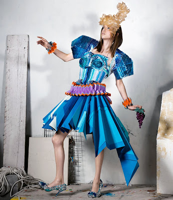 Campaña de diseño de modas con vestidos de papel