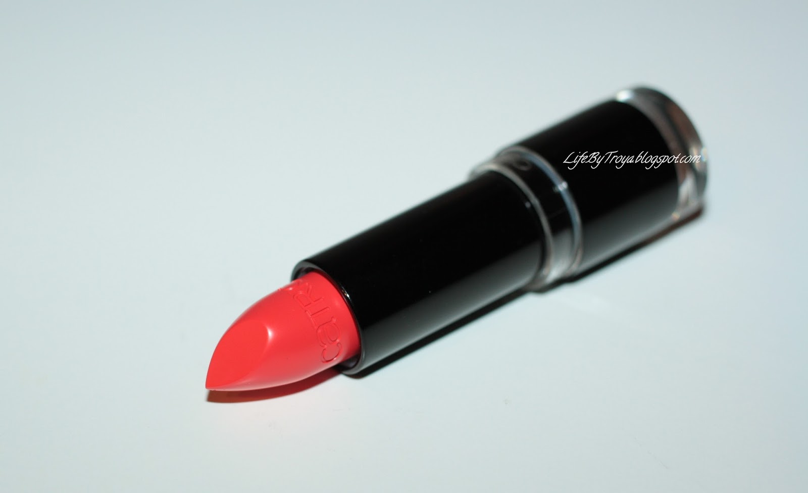 Catrice ultimate colour lipstick. Помады catrice 2016 год. Catrice ultimate colour lipstick 370. Ягодные тона помады. Помада catrice 020 maroon.