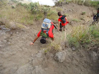 Para pendaki harus lincah menuruni lereng kawah ke danau Segara Anak, kemiringan kawah dari 20 derajat hingga 70 derajat, Gunung Rinjani