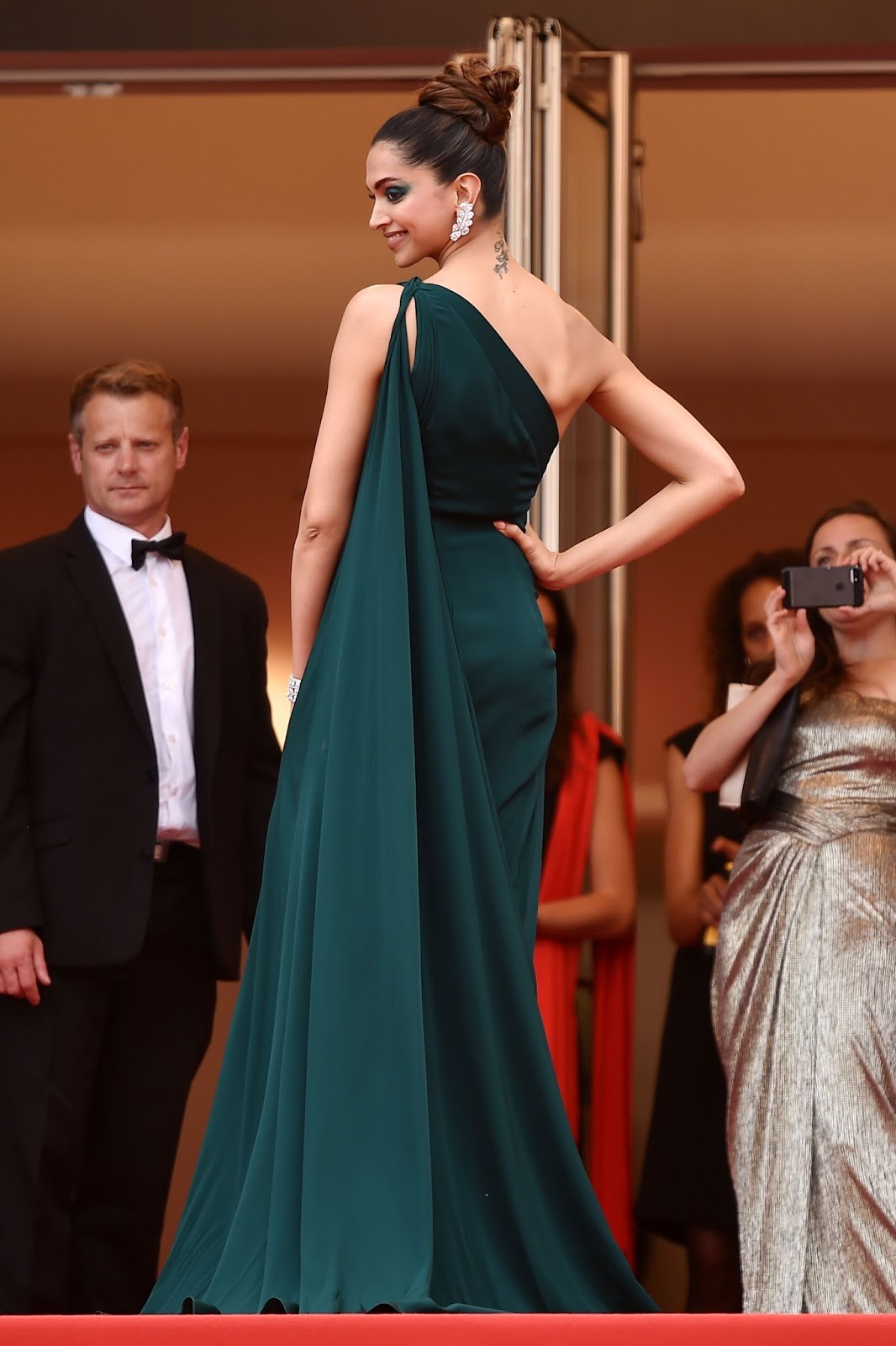 Deepika Padukone Irresistibly Sexy in a Green Brandon Maxwell Gown At 'Loveless (Nelyubov)' Premiere During The 70th Cannes Film Festival 2017