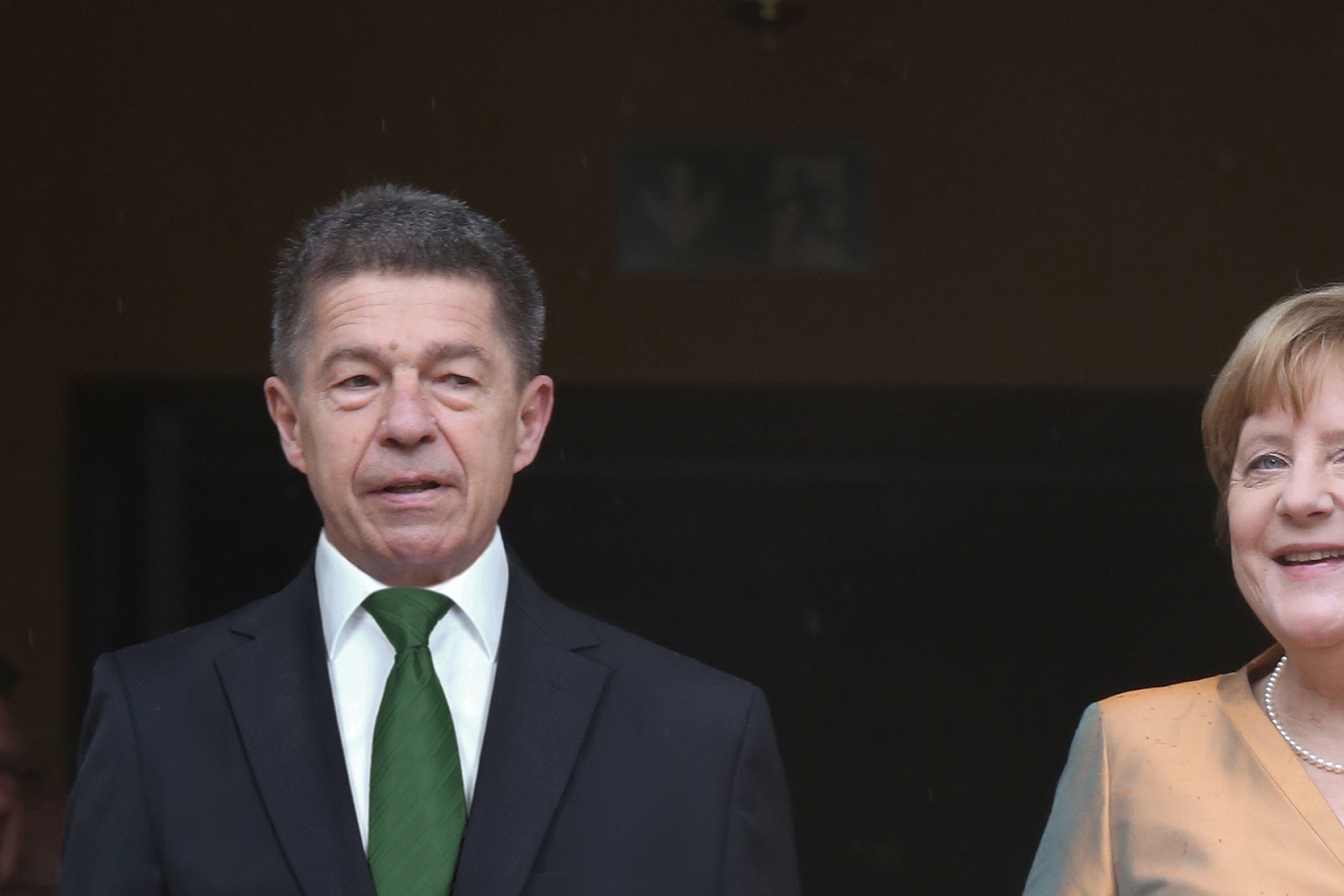 Der Postillon Hat sie eine Affäre? Joachim Sauer glaubt Angela Merkel