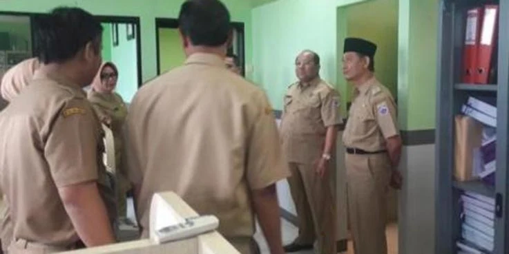 Plt Wali Kota Cimahi Sudiarto saat melakukan inspeksi mendadak (sidak).