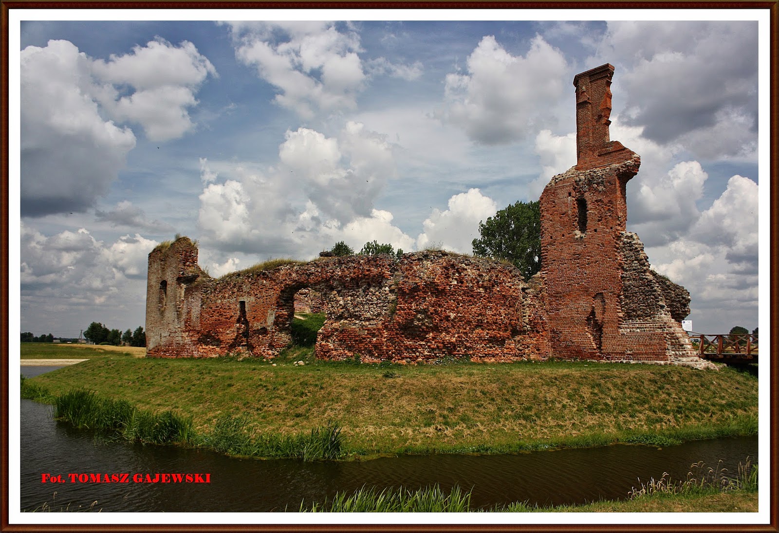 Zamki, pałace, dwory wycieczki z pasją BESIEKIERY Ruiny zamku rycerskiego z XV XVI w.(woj