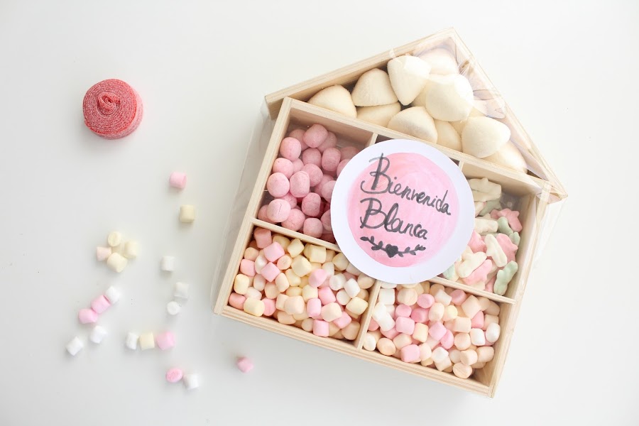 casita de madera con chuches para regalo de bebé