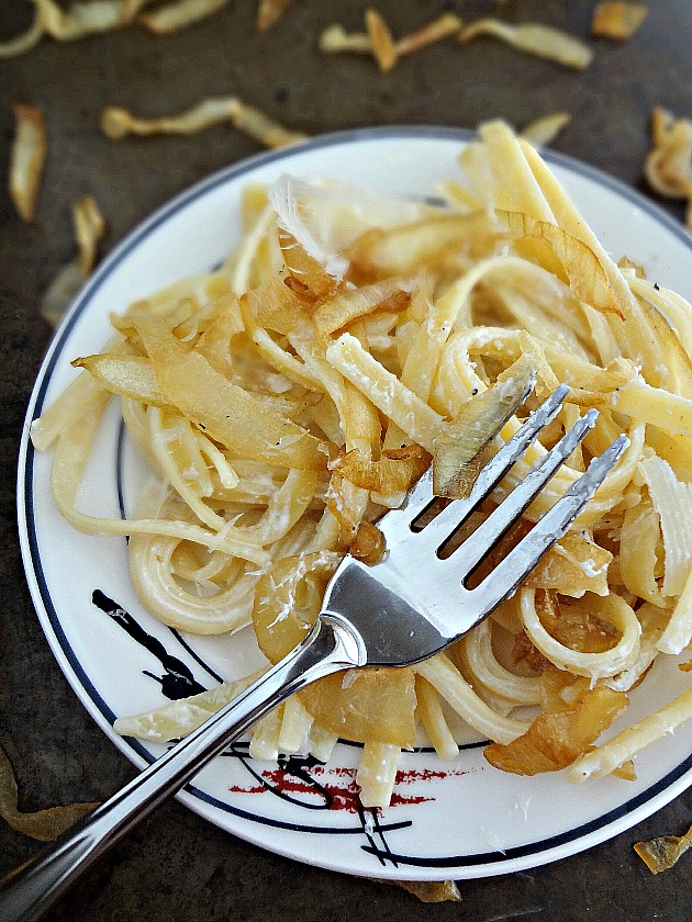 The Cooking Actress Caramelized Onion and Roasted Garlic Pasta