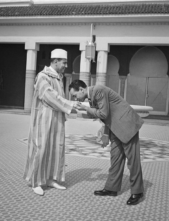عن تقبيل يد الملك محمد السادس