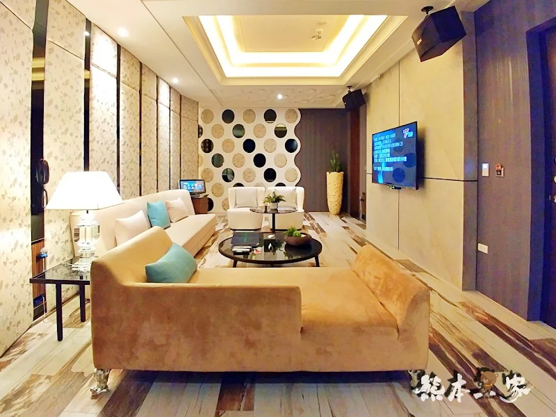 三重江月行館|挑高房型與媲美好樂迪KTV視聽室獨立空間|大窗綠化環境好舒適