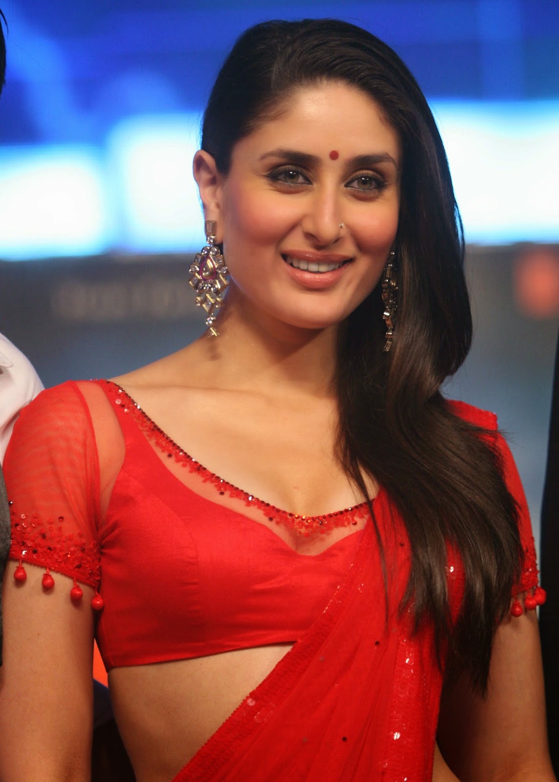 Picture Picnic 🅿🅿 Kareena Kapoor Super Sexy Skin Show In Red Saree At Film Raone Music 