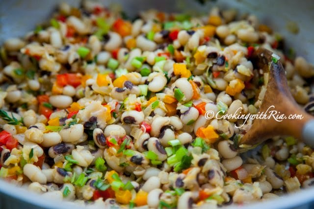 boil and fry black-eyed peas 