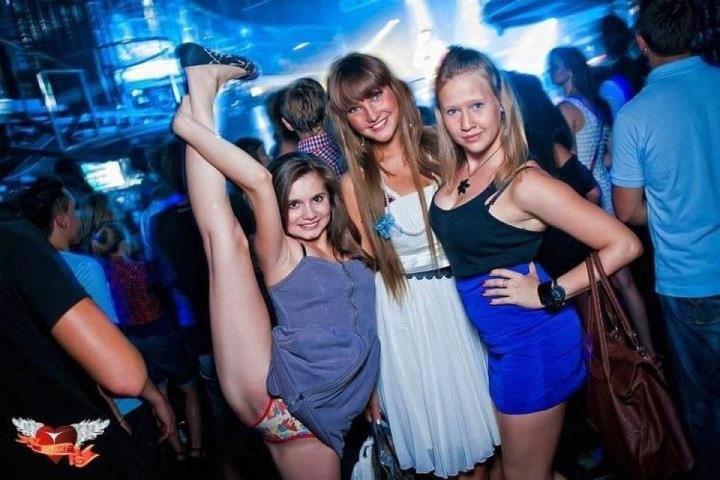 Bilderesultat for embarrassing nightclub photos finger