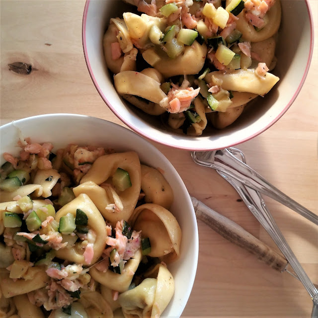 Pasta mit Mozzarella, Lachs und Zucchini