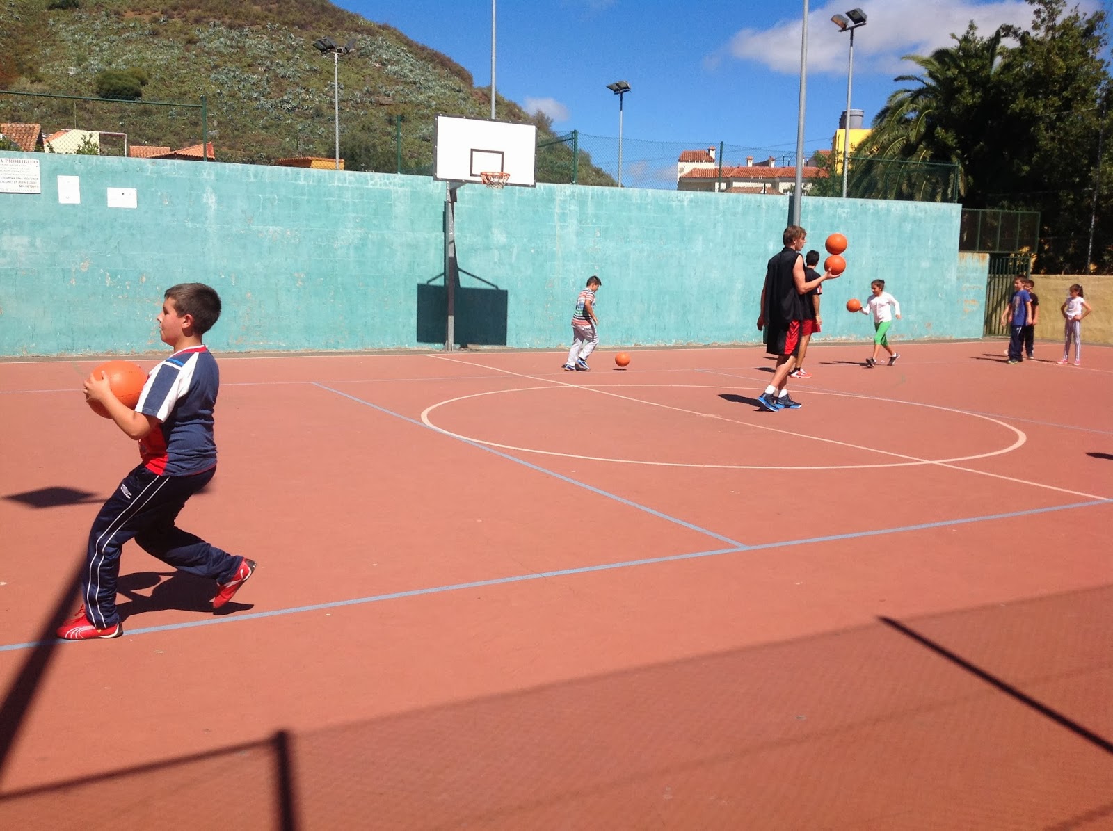 Educación Física Visita y sesiones de baloncesto a cargo de Entrenadores y alumnos de CBA
