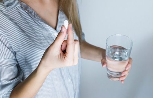Mengapa minum obat tidak boleh pakai susu?