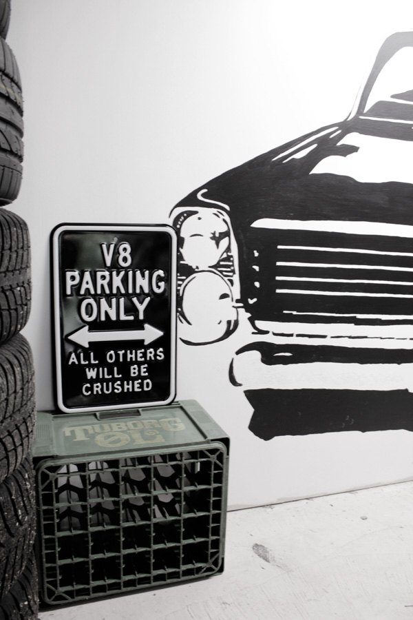 svart och vit plåtskylt, inredning garage, garage amerikansk bil, väggmålning i svart och vitt, pontiac väggmålning, bonneville 1964, tuborg plastback, 