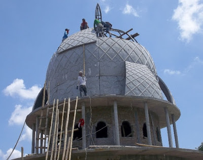 Proses pemasangan kubah masjid dari material GRC