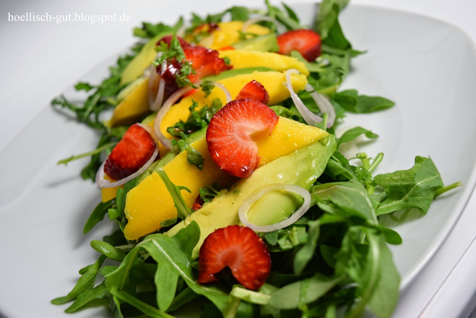 A New Day: Rucola Salat mit Avocado, Mango und Erdbeeren