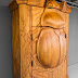 Escultura y mueble en madera con un escarabajo tallado a mano.