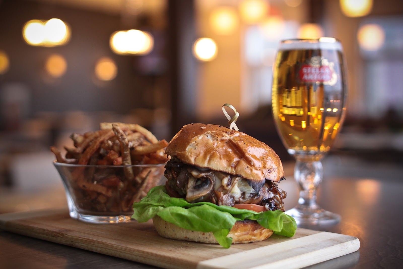 Direction terrasse, au Bistro Martini Grill de Terrebonne dès la mimai