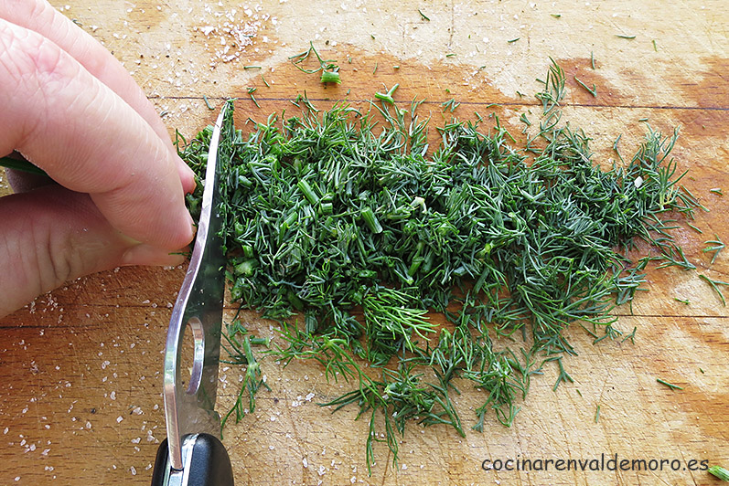 Picando eneldo fresco