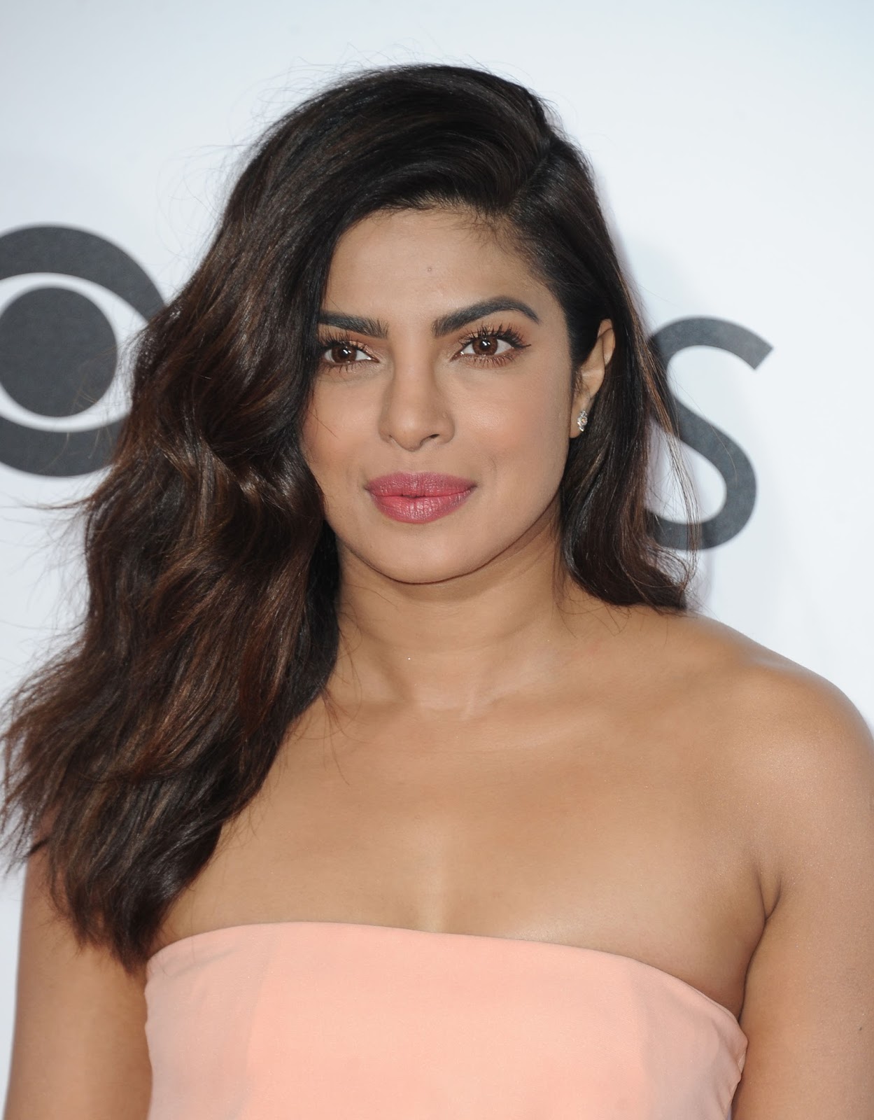 Priyanka Chopra Looks Hot As She Attends The People's Choice Awards 2017 at Microsoft Theater in Los Angeles