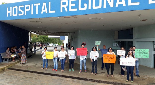 Psicólogos aprovados em concurso público protestam em frente ao Hospital Regional Psicólogos aprovados em concurso público protestam em frente ao Hospital Regional