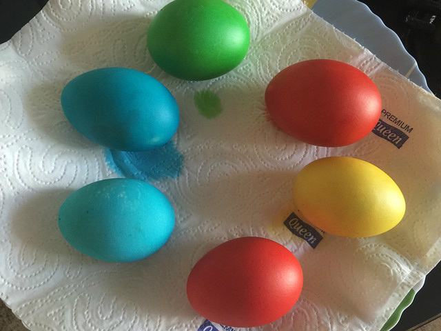 Πώς να βάψεις τα Πασχαλινά αυγά με χρώματα ζαχαροπλαστικής